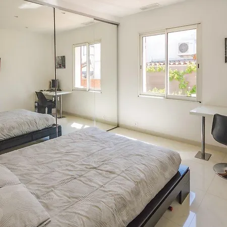 Three-bedroom Holiday In * Le Cannet