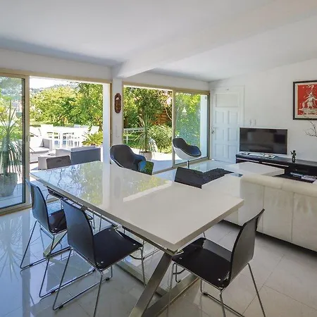 Three-bedroom Holiday In