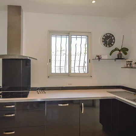 Three-bedroom Holiday In בית נופש *